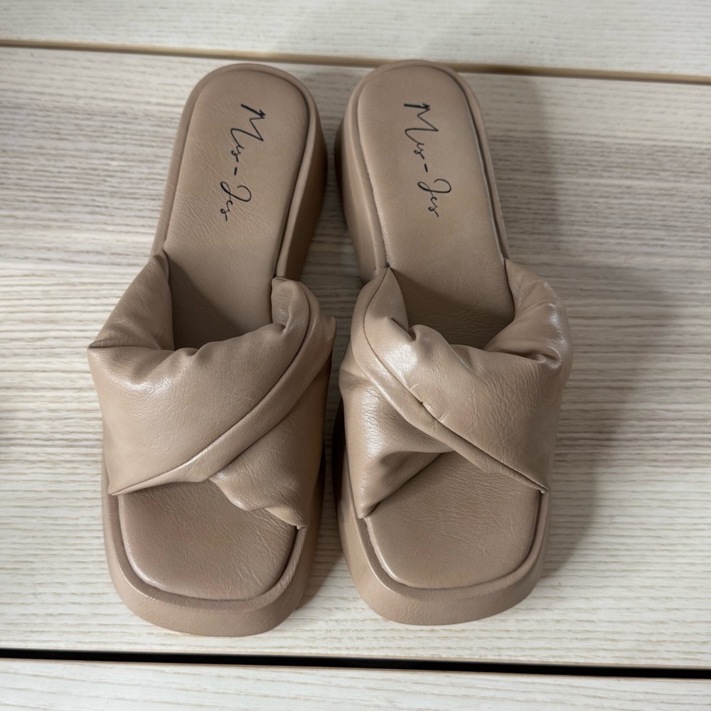 Women's Tan Slide Sandals Mis-Jes sandals size 7.5